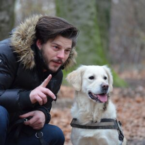 humain et son chien en pleine séance d'éducation canine dans le Gard