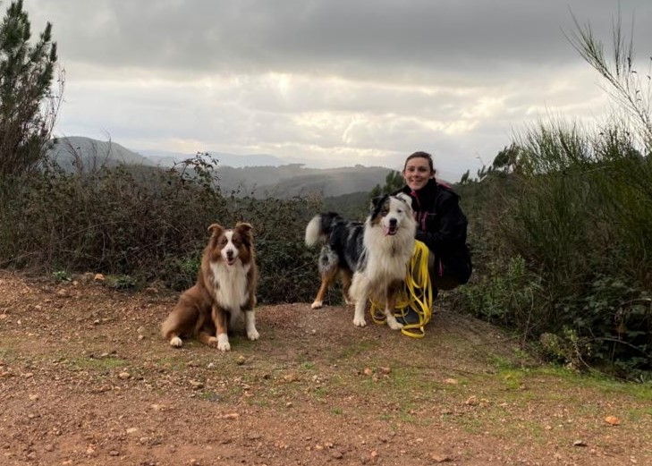 Propriétaire du site prend la pose avec deux chiens dans un paysage du Mont Bouquet à Alès
Pension canine familiale