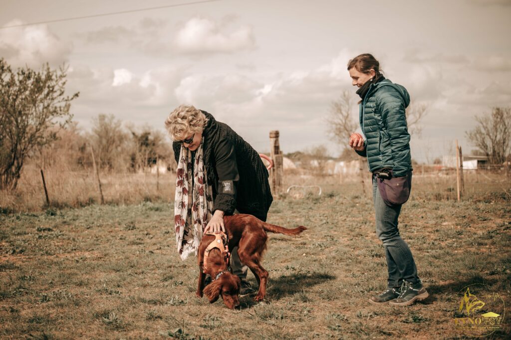 pédagogie de l'éducatrice canine accompagnant une cliente sur le terrain ludique canin